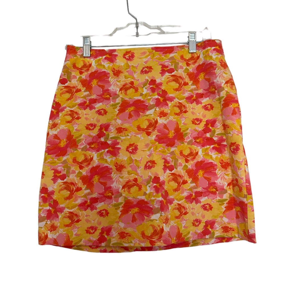 Floral stretchy skirt size S. Elastic waist. Measures 18” waist to bottom hem.